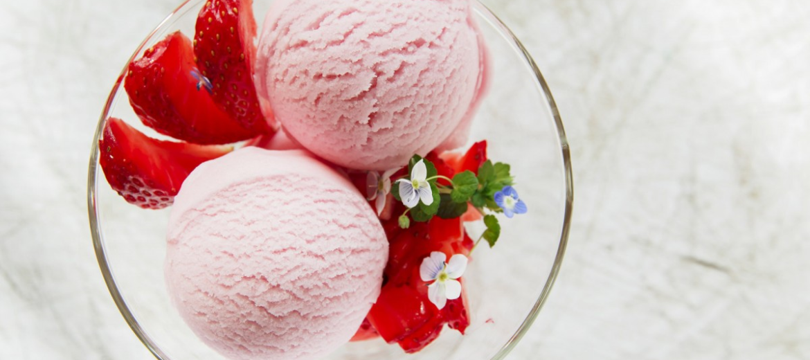 Fresas con una bola de helado