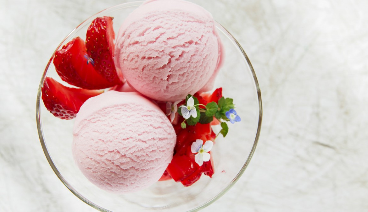 Fresas con una bola de helado